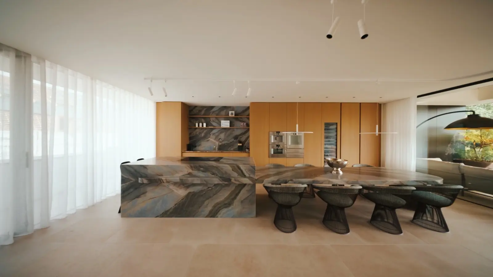Moderne keuken en leefruimte in een showroom in Hasselt